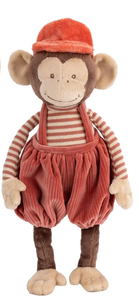 Peluche singe Winston de Bukowski Design vue de face sur fond blanc, en salopette rouge, haut rayé et chapeau assorti