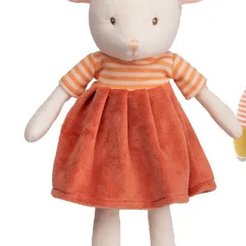 Peluche souris Ingefrid de Bukowski Design, avec une jupe corail, un haut rayé orange, un nœud fleuri et des chaussures bleues.