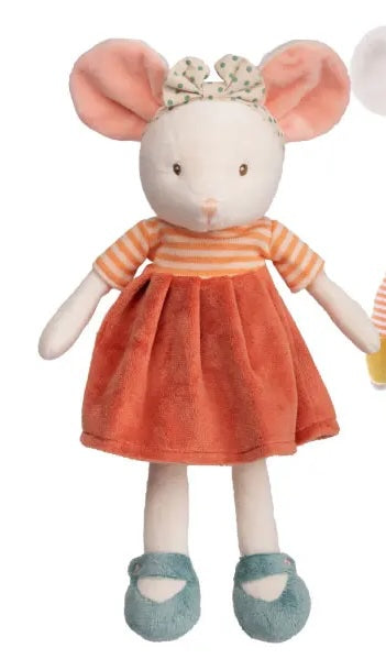 Peluche souris Ingefrid de Bukowski Design, avec une jupe corail, un haut rayé orange, un nœud fleuri et des chaussures bleues.