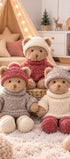 Trois peluches ours Brothers Matt, Steve et Robby de Bukowski Design réunies dans une chambre, en pulls et bonnets tricotés.