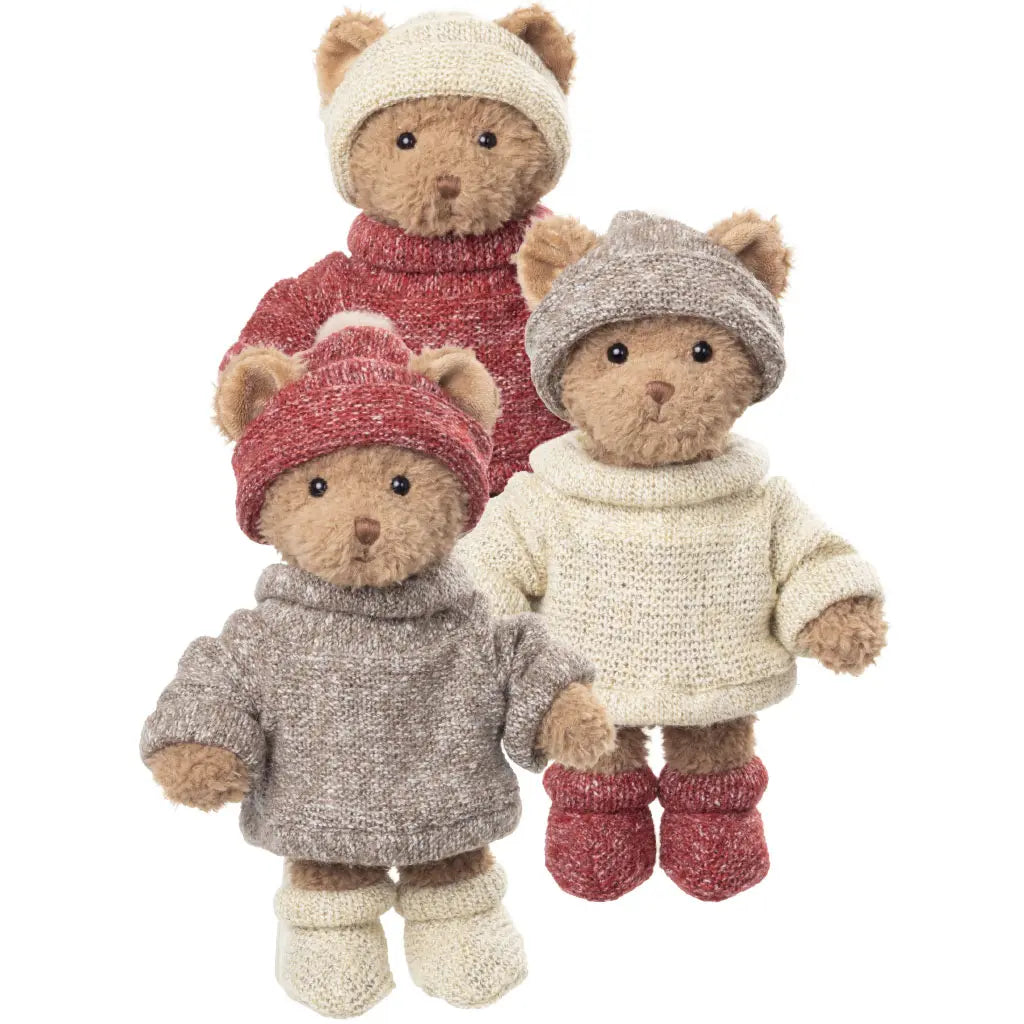  Peluches ours Matt, Steve et Robby de Bukowski Design sur fond blanc, portant des tenues tricotées grises, rouges et écrues