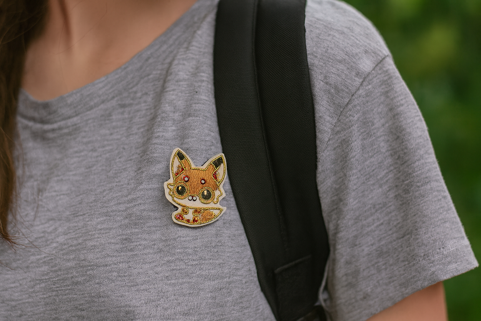 Broche Chibi Renard  brodée à la main