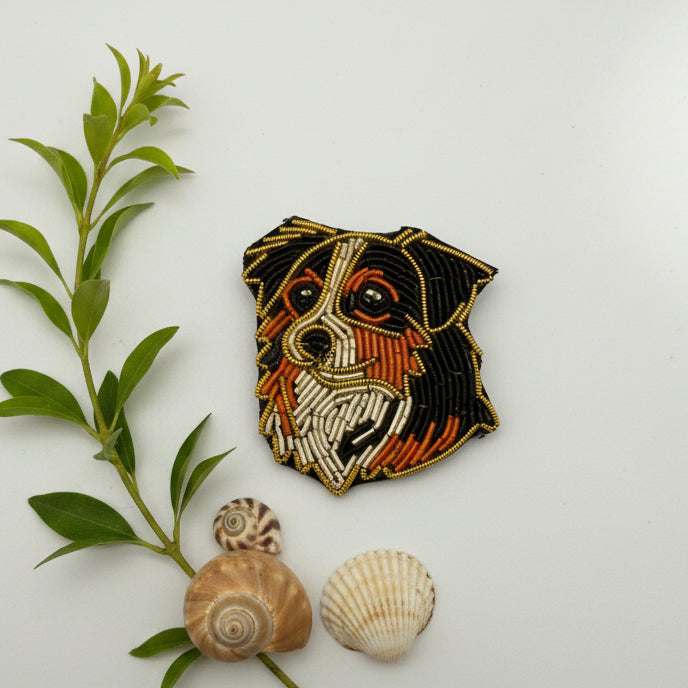 Broche Berger Australien brodée à la main, fils cannetilles, 3,5 x 3,5 cm – Tawus