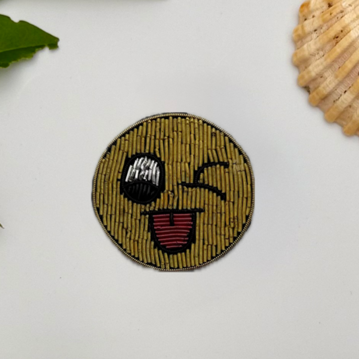 Broche Smiley clin D'Oeil brodée à la main