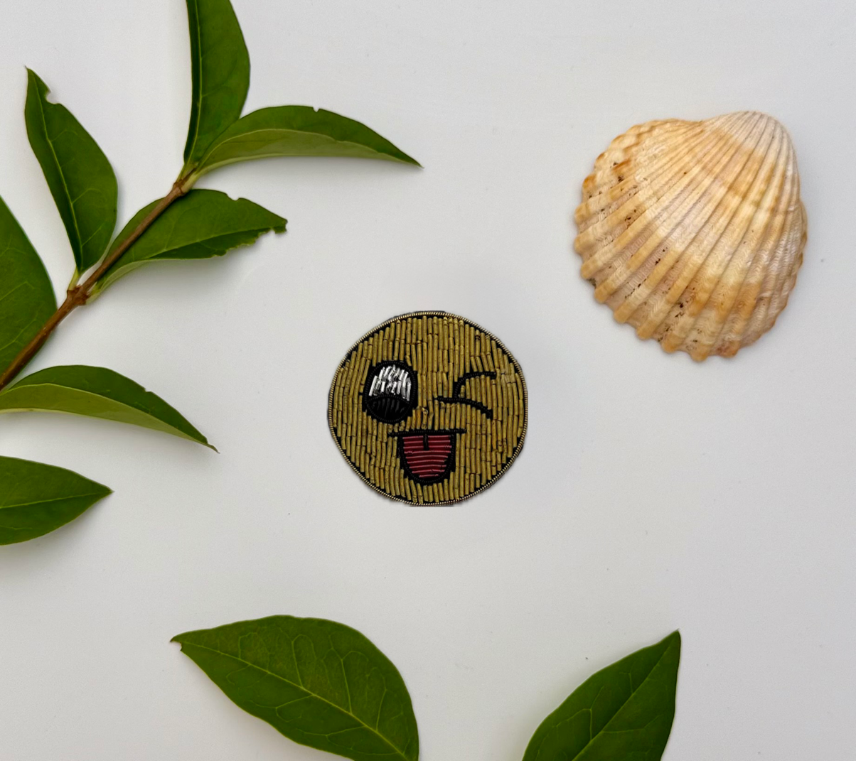 Broche Smiley clin D'Oeil brodée à la main