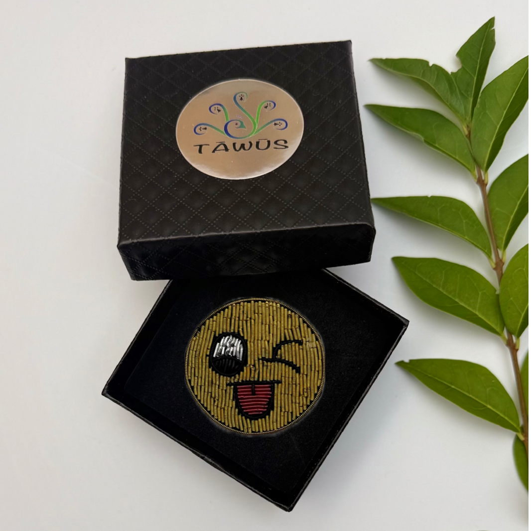 Broche Smiley clin D'Oeil brodée à la main