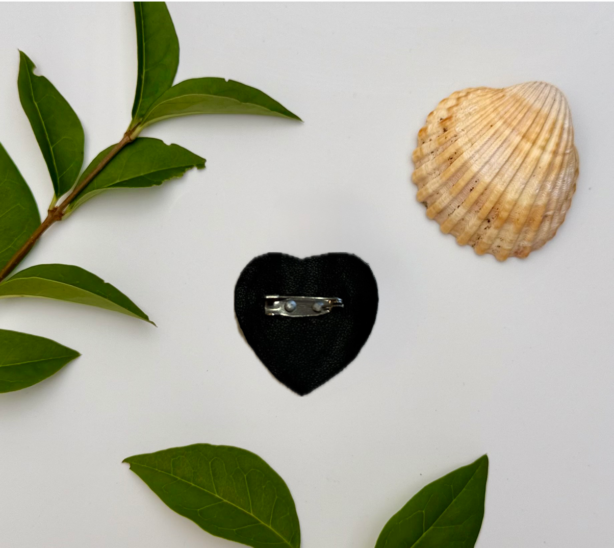 Broche Coeur Oeil Noir brodée à la main